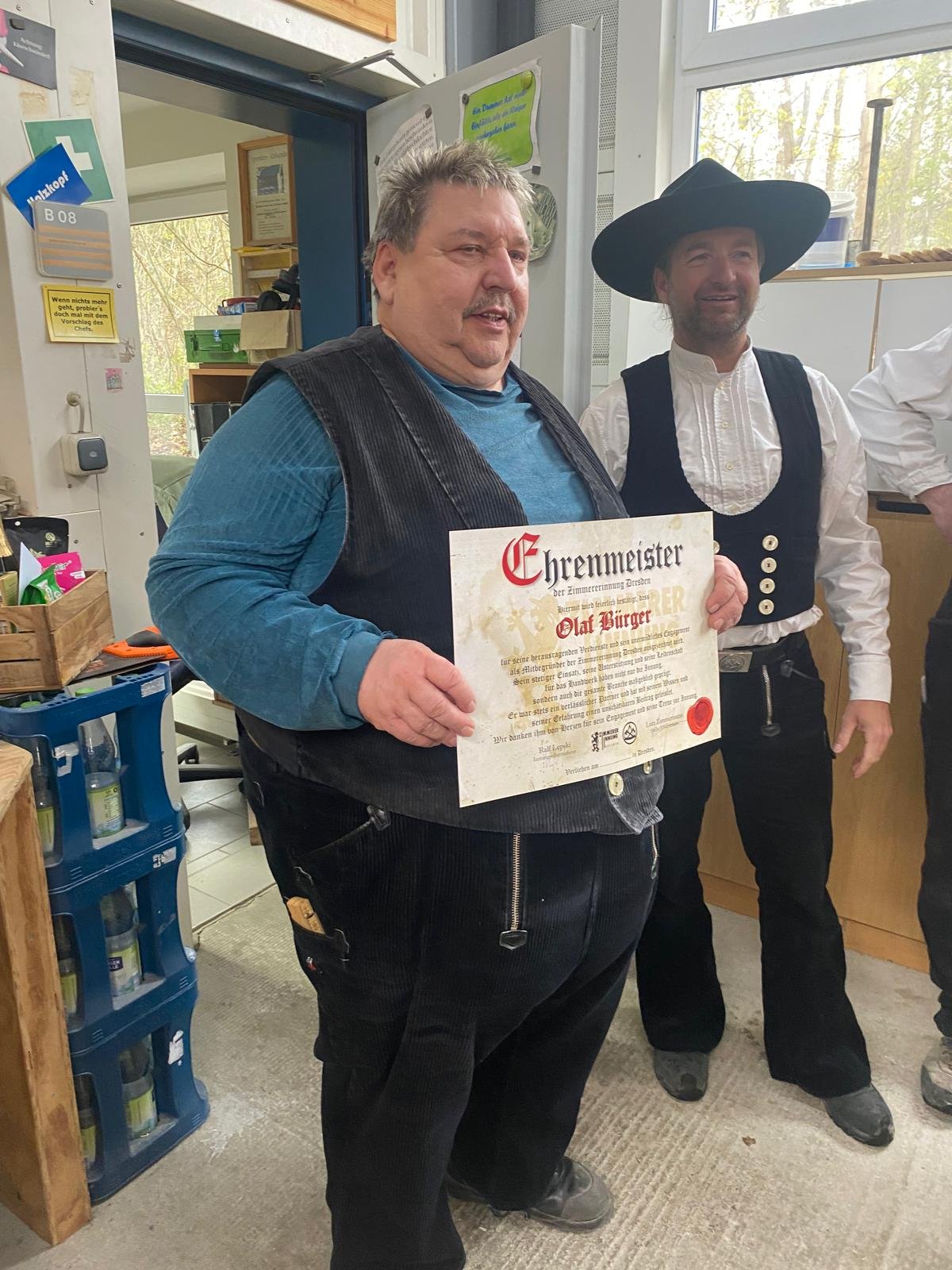 Olaf Bürger mit der Urkunde zum Ehrenmeister der Zimmererinnung Dresden