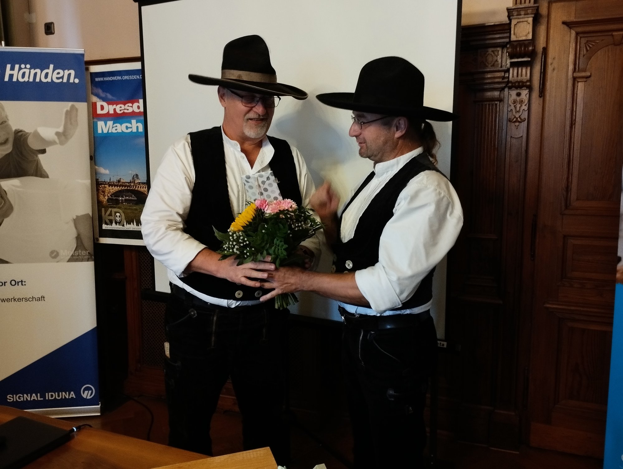 Staffelstabübergabe: Blumen für den bisherigen Obermeister bei der Innungsversammlung der Zimmererinnung Dresden